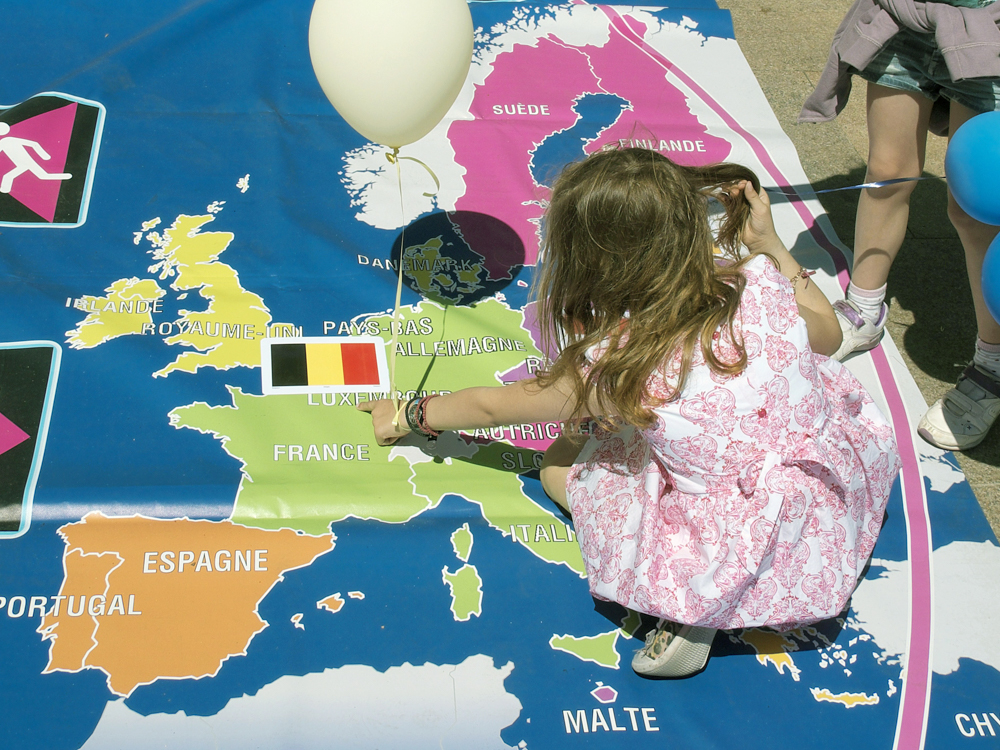 What does a country need to do to join the euro area?
